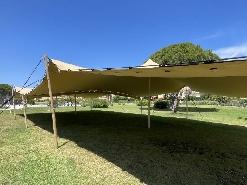 Installation d'une tente nomade à La Londes-les-Maures